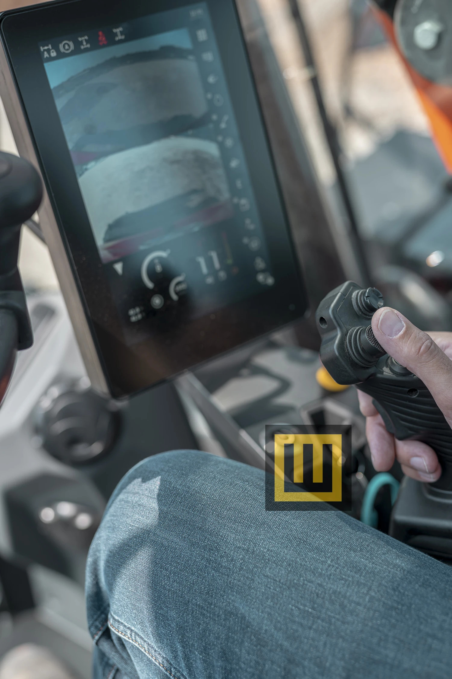 kubota-kw095-koparka-kolowa-panel-sterowania-kamery-i-joystick