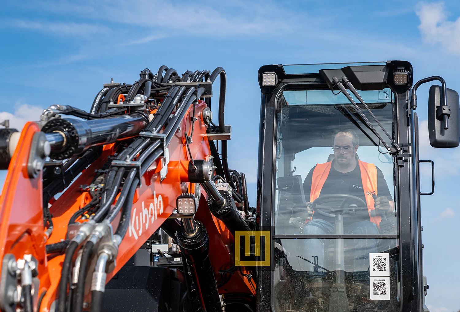kubota-kw095-koparka-kolowa-widok-na-uklad-hydrauliczny-maszyny-oraz-kabine