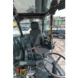 kubota-kw095-koparka-kolowa-kabina-operatora-w-wewnatrz