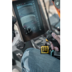 kubota-kw095-koparka-kolowa-panel-sterowania-kamery-i-joystick