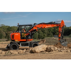 kubota-kw095-koparka-kolowa-prawy-bok-profesjonalnej-maszyny-w-dzialaniu