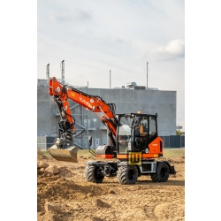 kubota-kw095-koparka-kolowa-profesjonalna-maszyna-budowlana-podczas-godzin-pracy
