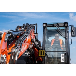 kubota-kw095-koparka-kolowa-widok-na-uklad-hydrauliczny-maszyny-oraz-kabine