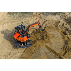 kubota-kw095-koparka-kolowa-widok-z-gory-robiaca-w-piasku