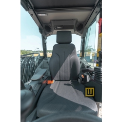 kubota-kw095-koparka-kolowa-wnetrze-kabiny-operatora