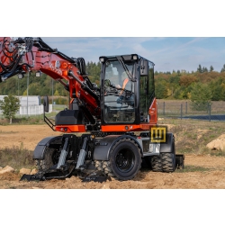 kubota-kw115-koparka-kolowa-widok-od-przodu-skrecona-delikatnie-kabina-operatora