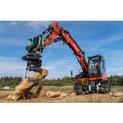 kubota-kw115-koparka-kolowa-widok-ogolny-z-przodu-chwytajaca-chwytakiem