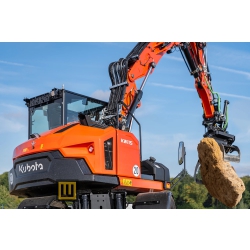 kubota-kw115-koparka-kolowa-widok-tylu-koparki-podczas-pracy-chwytakiem