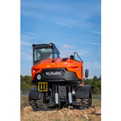 kubota-kw115-koparka-kolowa-widok-tylu-pojazdu-koparki-z-logiem