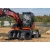 kubota-kw115-koparka-kolowa-widok-od-przodu-skrecona-delikatnie-kabina-operatora