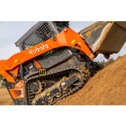 kubota-svl75-3-ladowarka-gasienicowa-praca-na-wzniesieniach-przeciwwaga-tylu-pojazdu