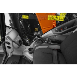 kubota-u145-koparka-gasienicowa-kabina-operatora-fotel-dzwignie-panel-sterowania-obsluga-koparki-kamery-joystick